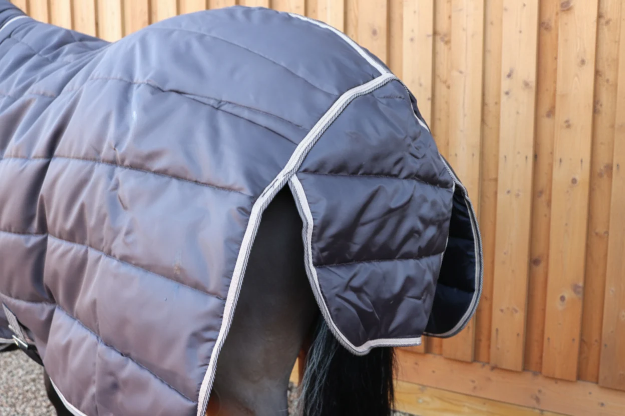 300g Standard Stable Rug With Detachable Neck - Image 4